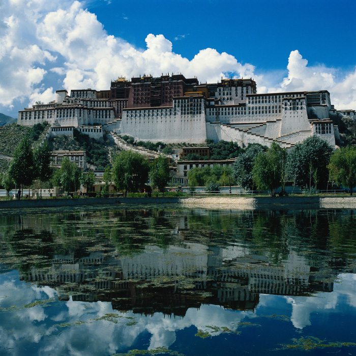 拉萨、布达拉宫、纳木错、羊八井双卧往返七日游全程入住舒适型酒店，穿越高原铁路，领略田园牧歌式的西藏美景 